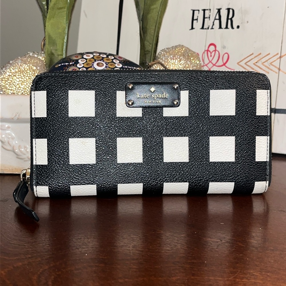 Kate Spade Neda Grove Street printed Pop Art Check Zip Around Wallet EUC